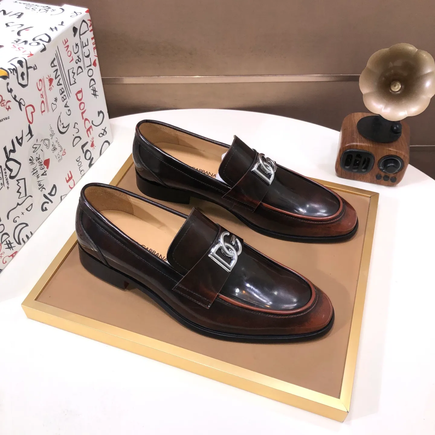 Ex-factory price 500💰DG top quality🔍🔍men's new leather shoes🚹Sold simultaneously at counters⚠Shoe uppers are imported cowhide from Italy, fully imported cowhide lining, imported accessories💪💪, completely 1⃣️ to 1⃣️replica🇮🇹 💪💪, ⚠Sole: The original sole is specially provided by the original factory, the exclusive movable molded sole is super comfortable, ⚠The original factory follows the order, 🔍🔍high quality, you can enter and exit the counter at will, welcome to compare ⚠Number of sizes: 38-44 (45 customized)